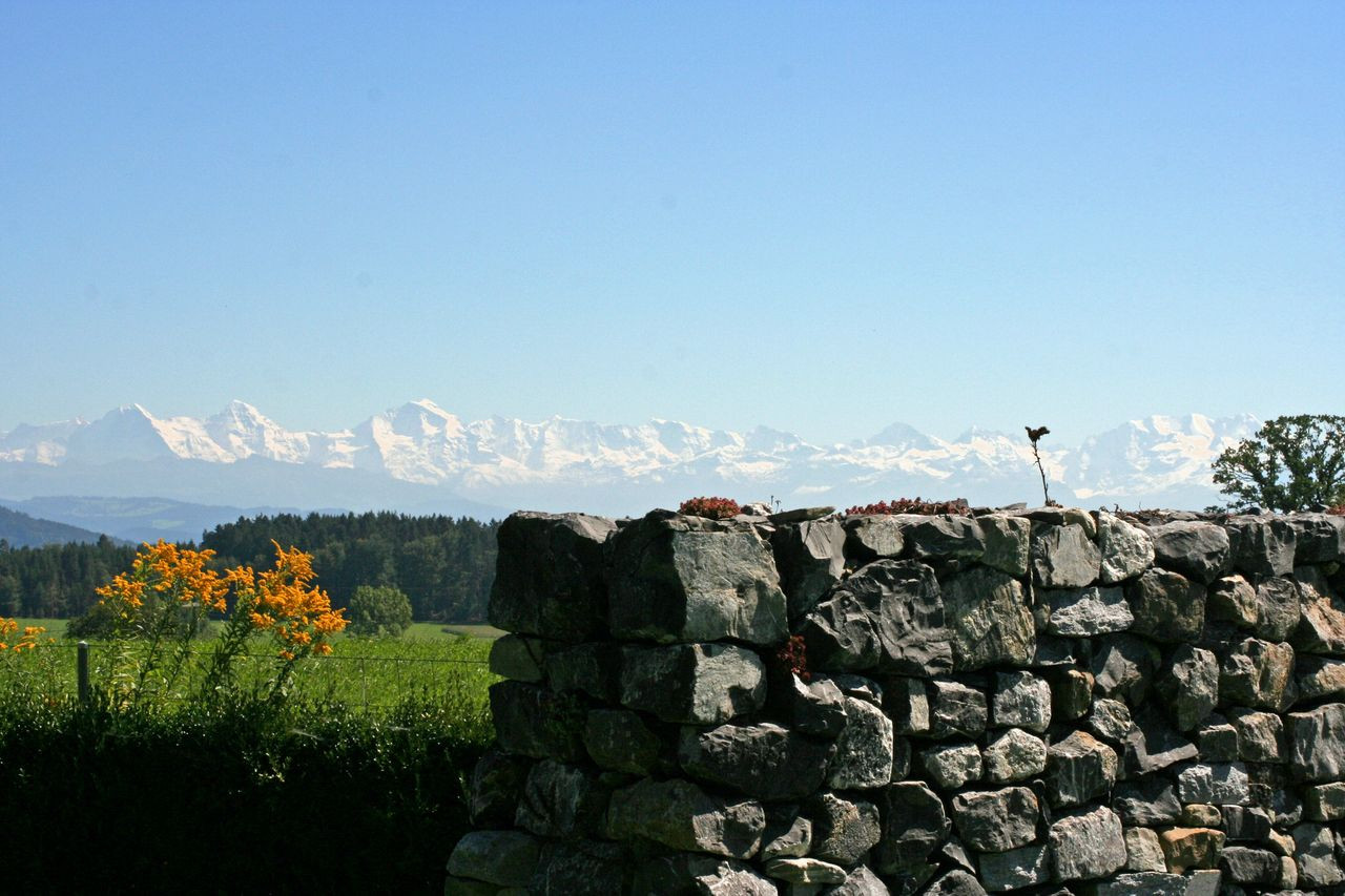 Bergpanorama mit Steinmauer